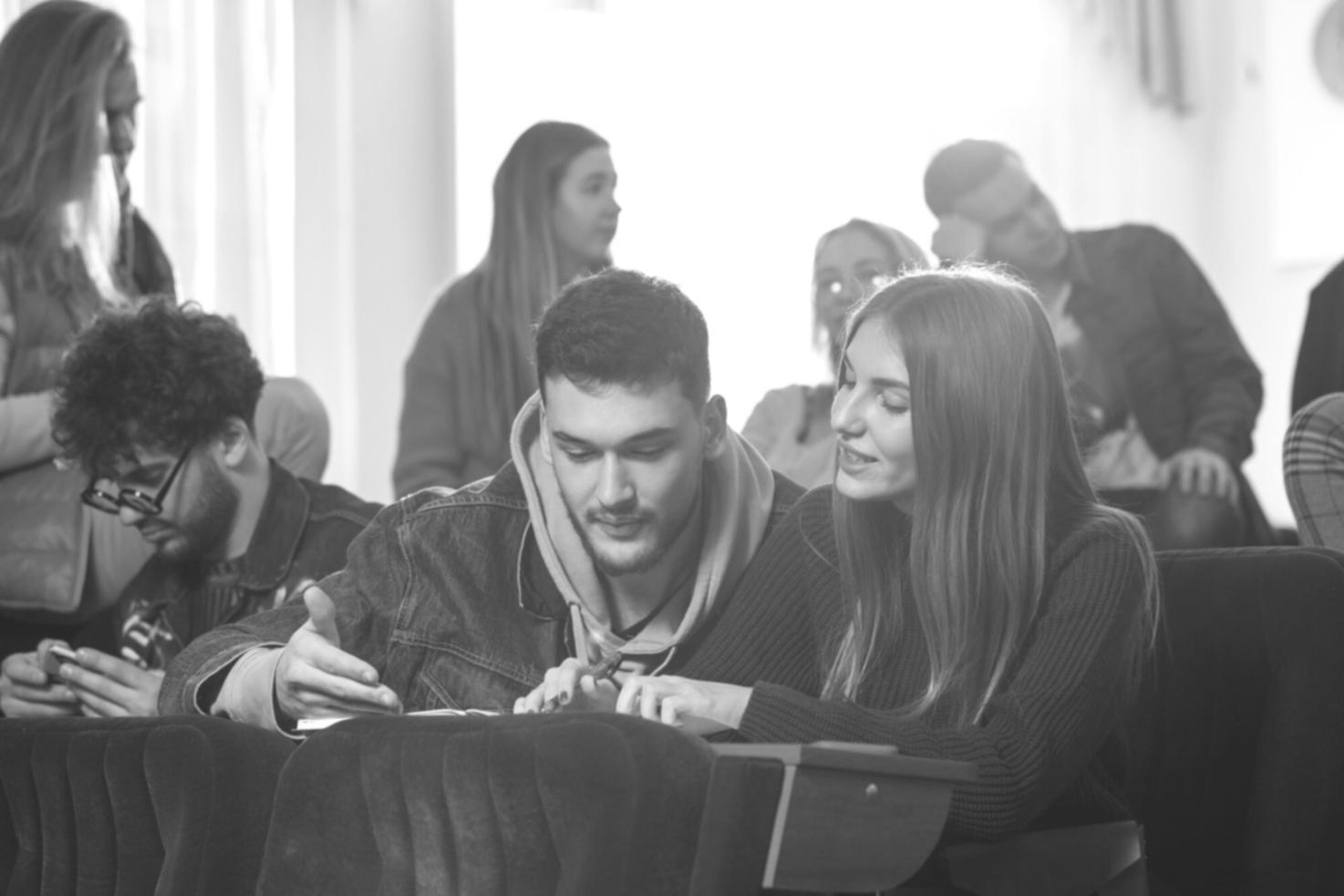 Teilnehmer arbeiten gemeinsam an Budgetplänen in unserem Workshop-Raum