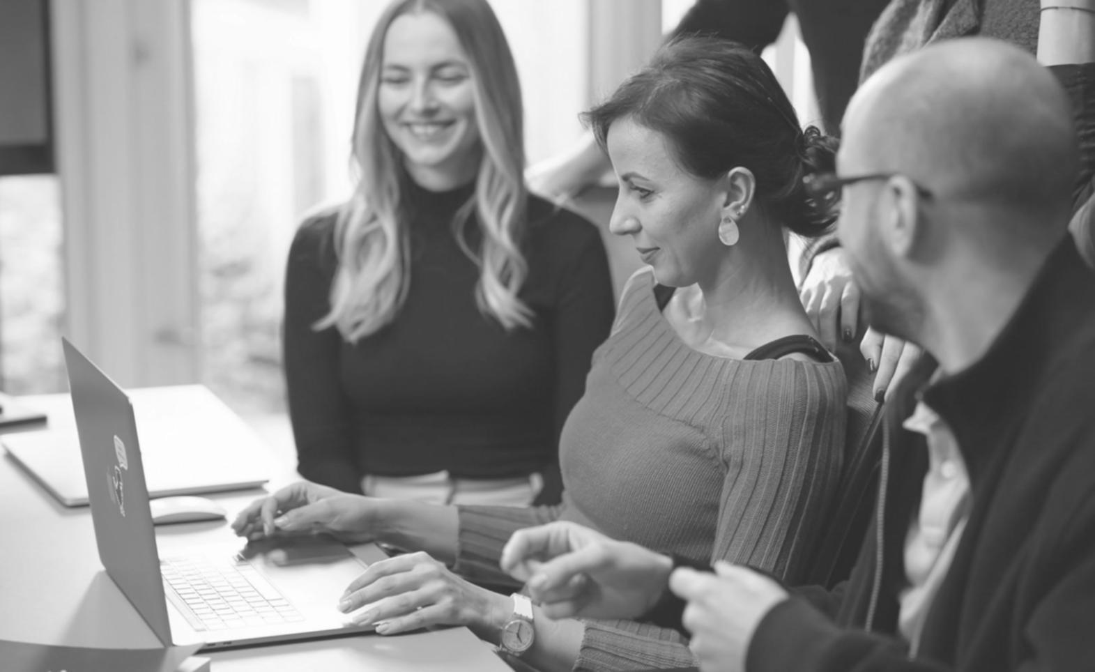 Detailansicht eines Budgetkalenders mit Notizen und Markierungen